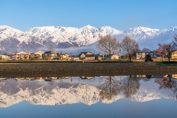 白馬村の田んぼ白馬村の田んぼに映る雪を抱いた初夏の北アルプスに映る初夏の北アルプス 爺ヶ岳 © Umibozze