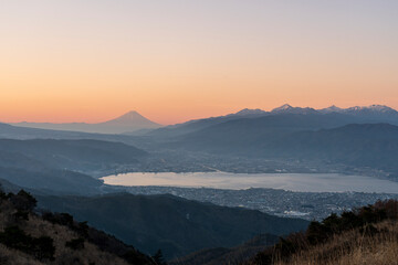 高ボッチ高原から諏訪湖に浮かぶ夜明けの富士山