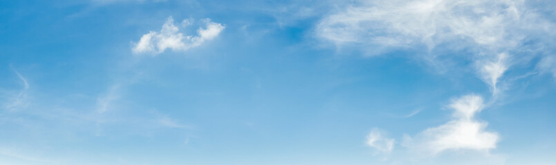 e sky is bright, tthhe fluffy white clouds are quiet.