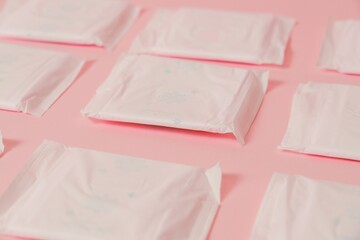 Naklejka premium Flat layout of sanitary napkins on pink background. Menstruation cycle, feminine hygiene and protection