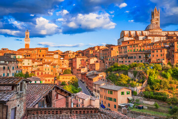 Obraz premium Siena, Italy. Vibrant sunset colors with historical city in Tuscany.