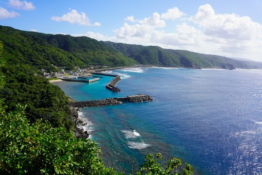 沖縄　国頭村　茅打バンタから望む宜名真漁港