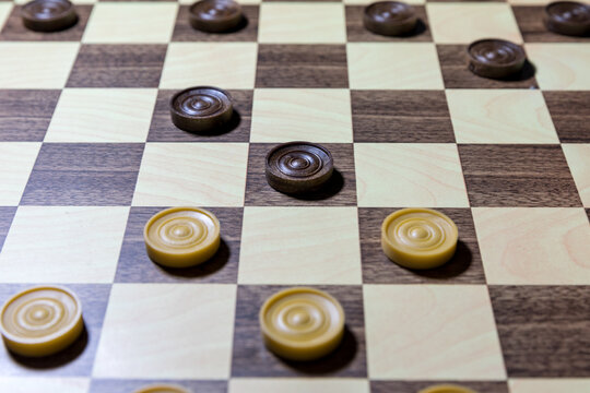 Pezzi della dama su scacchiera