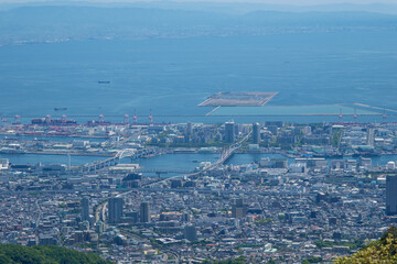 六甲山上から神戸市街地、六甲アイランドを臨む。