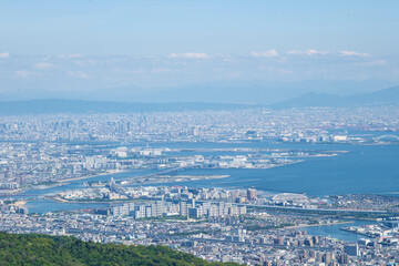 六甲山上より神戸・芦屋・西宮そして大阪湾を隔てて大阪市街地を臨む