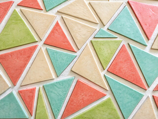 Pastel‑hued triangular tile pattern forming a seamless decorative mosaic
Patrón de azulejos triangulares en tonos pastel formando un mosaico decorativo continuo