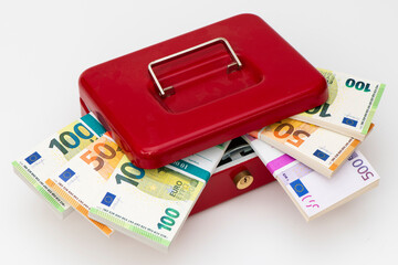 Viele Euro Banknoten im Bündel liegen zusammen in einer Geldkassette