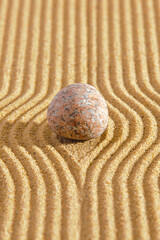 Japanischer ZEN Garten der Besinnung und Meditation mit Sand und Stein