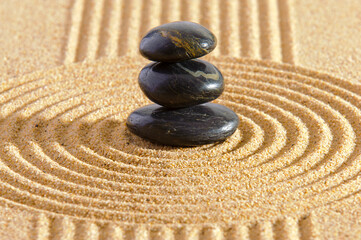 Japanischer ZEN Garten der Besinnung und Meditation mit Sand und Stein