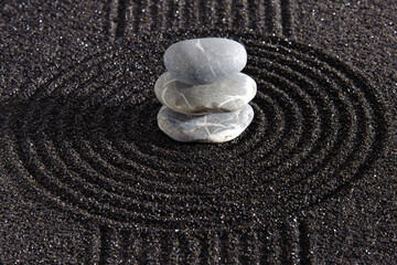 Japanischer ZEN Garten der Besinnung und Meditation mit Sand und Stein