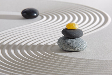 Japanischer ZEN Garten der Besinnung und Meditation mit Sand und Stein