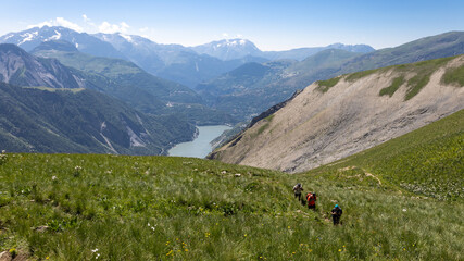 vue depuis le plateau d'Emparis sur la vallée du Ferrand et le lac de Chambon dans les Alpes de...