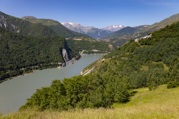 vue depuis le plateau d'Emparis sur la vallée du Ferrand et le lac de Chambon dans les Alpes de l'Isère en été