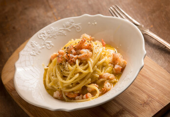 spaghetti carbonara with prawns