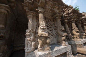 Obraz premium Sandstone sculptures from 8th century pallava Kailasanathar temple, Sculpture of kanchipuram temple shrine with ancient God, animal, chariot carved sandstone