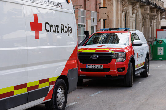 Veh&iacute;culos de la cruz roja de servicio en las fiestas de moros y cristianos de Alcoy el 4 de mayo de 2025, Espa&ntilde;a