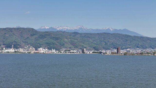 長野県にある諏訪湖の風景を撮影しました。諏訪湖は、長野県岡谷市、諏訪郡下諏訪町、諏訪市にまたがる湖です。