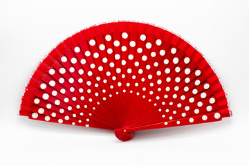 Naklejka premium Abanico de madera abierto, pintado de rojo con lunares blancos 