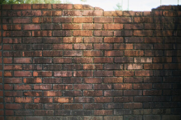 風化したレンガの壁のテクスチャ