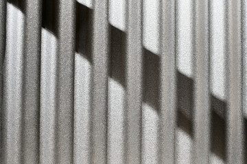 波状金属板の陰影