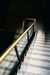光と影のコントラストが美しい階段の手すり