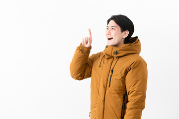 ダウンコートを着ている若い男性