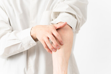 長袖白シャツを着ている若い男性