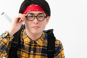 チェック柄の服を着た若い男性