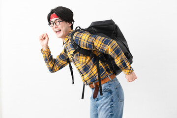 チェック柄の服を着た若い男性