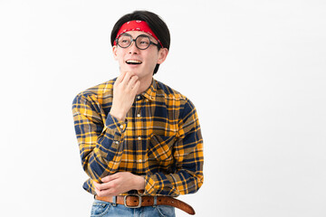 チェック柄の服を着た若い男性