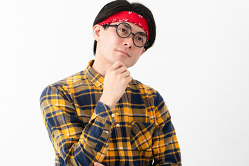 チェック柄の服を着た若い男性