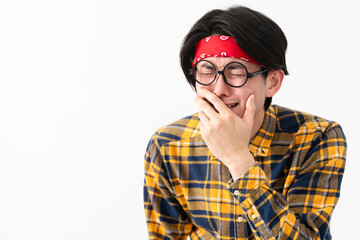 チェック柄の服を着た若い男性