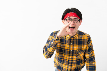 チェック柄の服を着た若い男性