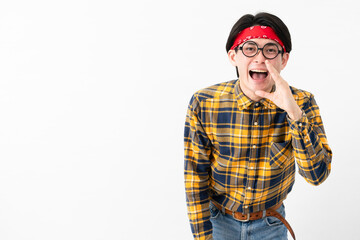 チェック柄の服を着た若い男性