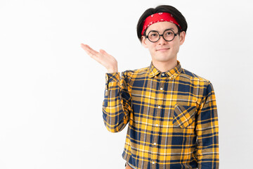 チェック柄の服を着た若い男性