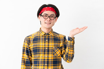 チェック柄の服を着た若い男性