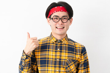 チェック柄の服を着た若い男性