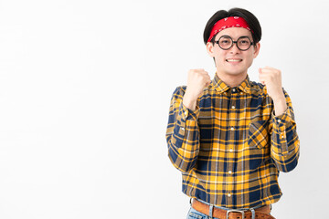 チェック柄の服を着た若い男性