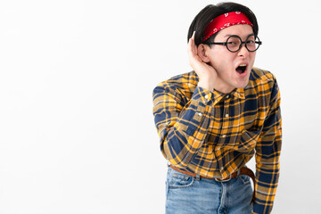 チェック柄の服を着た若い男性