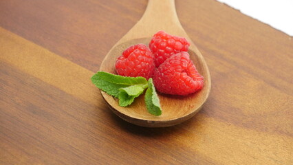 Himbeeren auf Holzlöffel