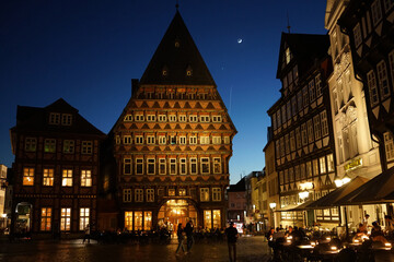 Fototapeta premium Abendstimmung auf dem Marktplatz in Hildesheim - Abstecher vom Leine-Heide-Radweg