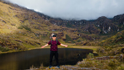 joven turista con mochila ,Viaje estilo de vida saludable excursión en solitario vacaciones activas al aire libre, Amplio panorama de montaña, Belleza de la naturaleza,estilo de vida saludable.