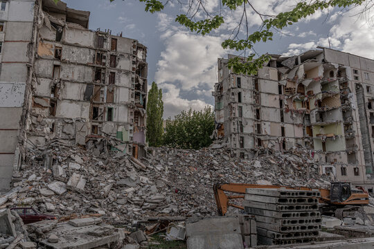 A destroyed apartment building after a bombing in Kharkiv, Ukraine. The building will now be demolished and dismantled with the support of the UN and Japan.