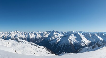 Obraz premium Panoramic View of Snow-Covered Mountain Range under a Clear Blue Sky