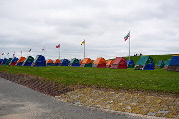 Strandkörbe am Strand in Otterndorf an der Nordseeküste in Deutschland