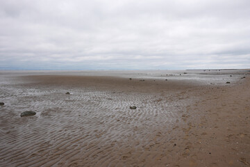 Blick ins Wattenmeer bei Ebbe am Strand von Otterndorf an der Nordseeküste in Deutschland