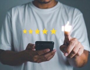 Un cliente usa un teléfono inteligente para brindar una reseña de cinco estrellas del producto con un pulgar hacia arriba. Los comentarios en línea y la encuesta de satisfacción reflejan la calidad