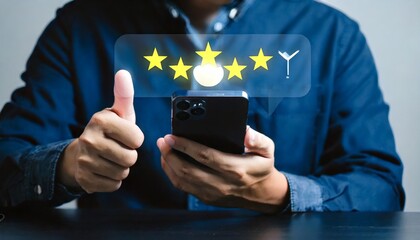 Un cliente usa un teléfono inteligente para brindar una reseña de cinco estrellas del producto con un pulgar hacia arriba. Los comentarios en línea y la encuesta de satisfacción reflejan la calidad