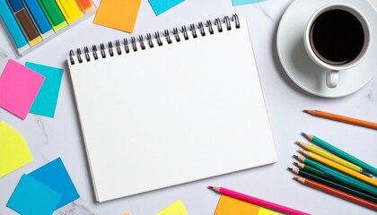 Diario de arte en blanco rodeado de pegatinas de colores y lápices con una taza de café; lugar para texto o logotipo, listo para usar, revista inspiradora