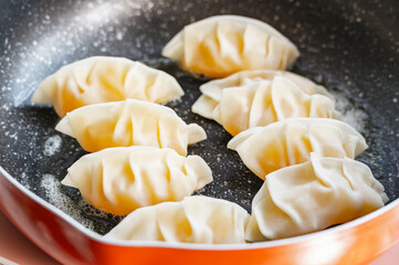 フライパンで焼く餃子アップルパイ